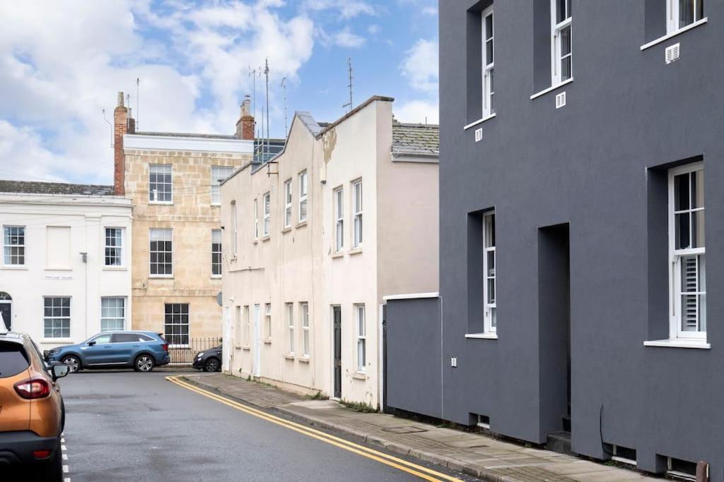 The Races, Portland Place. Cheltenham Exterior photo