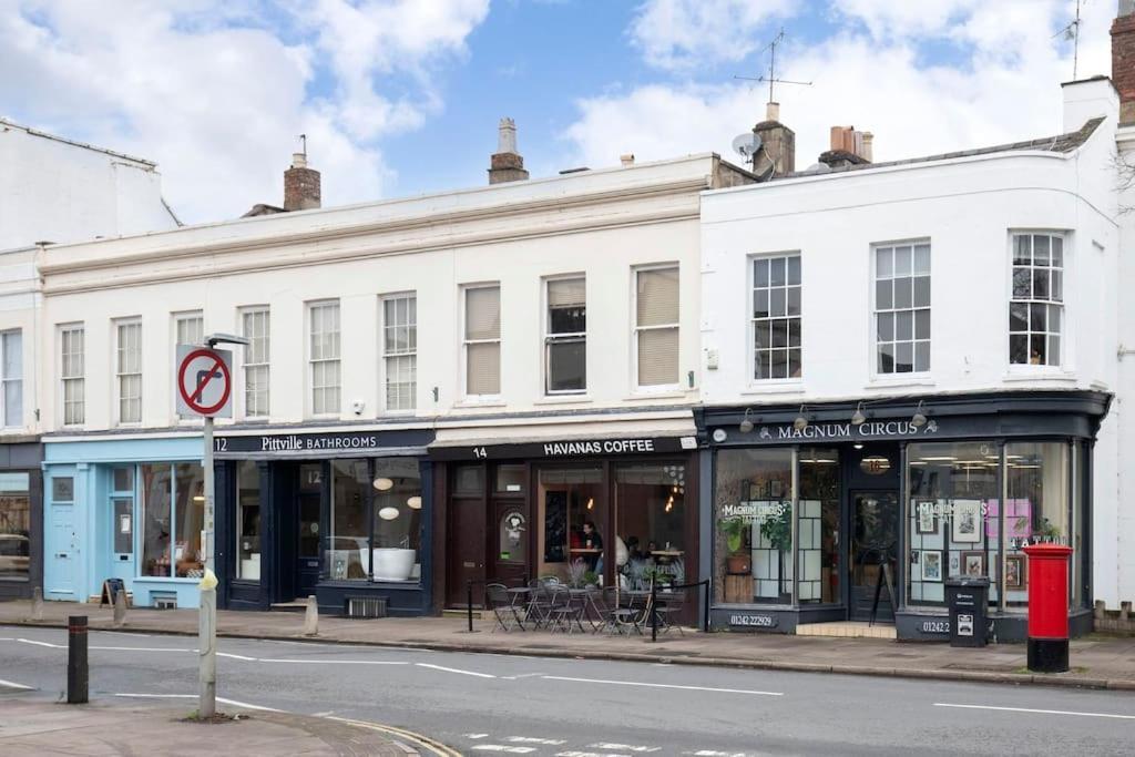 The Races, Portland Place. Cheltenham Exterior photo