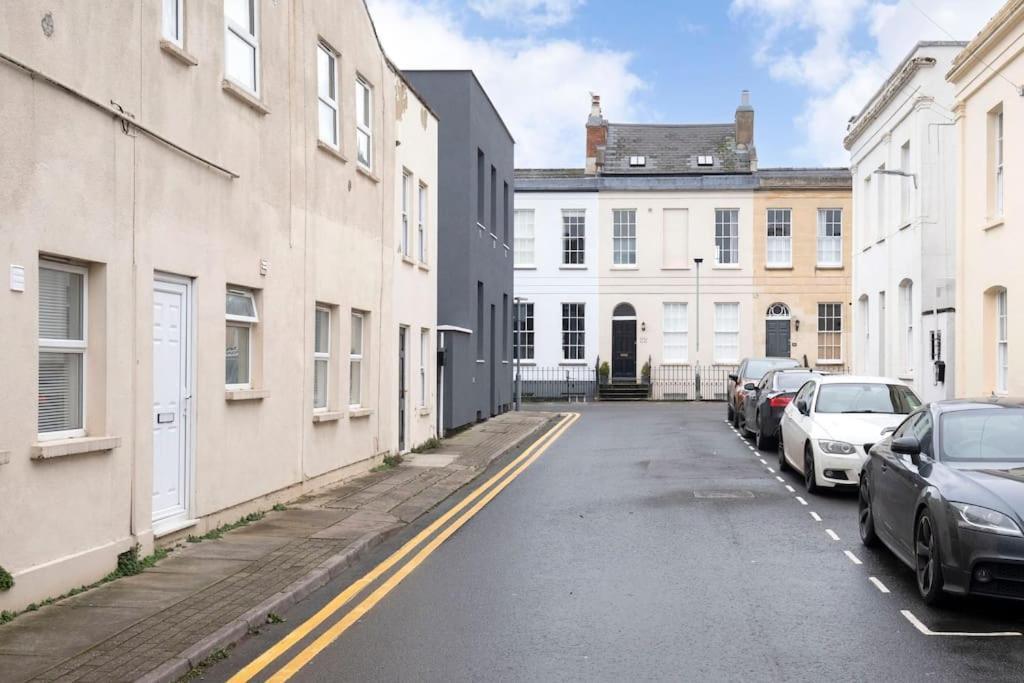 The Races, Portland Place. Cheltenham Exterior photo